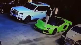 Пощурял мъж почупи четири скъпи луксозни автомобила ВИДЕО