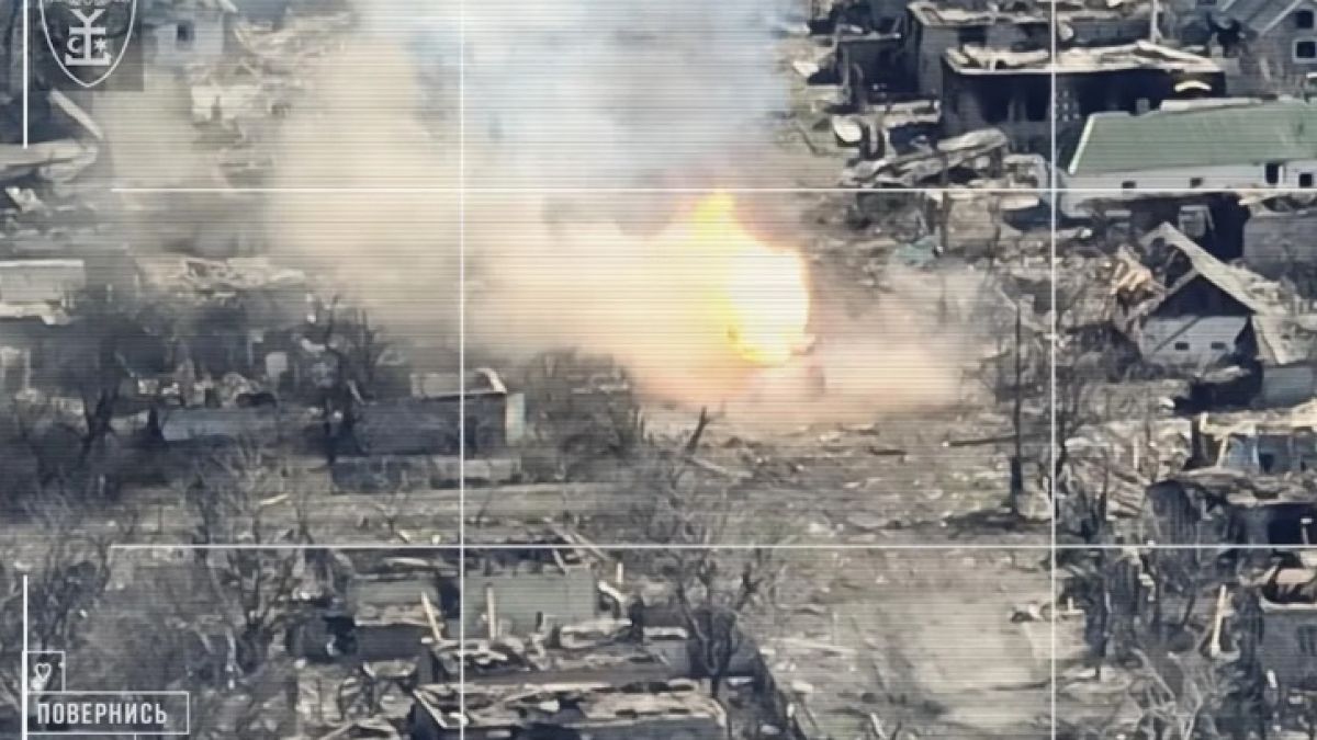 ВИДЕО от войната: Руски танк зрелищно изгоря ВИДЕО