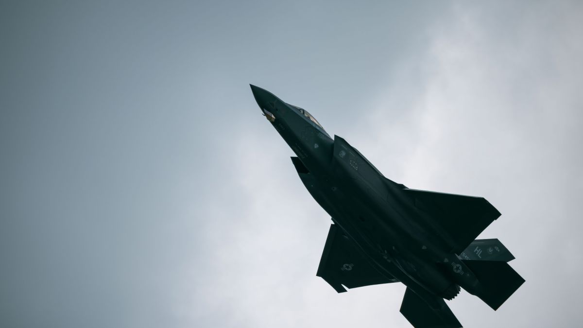 Израелски изтребител атакуван с ракета над Иран, успя да се завърне в базата
