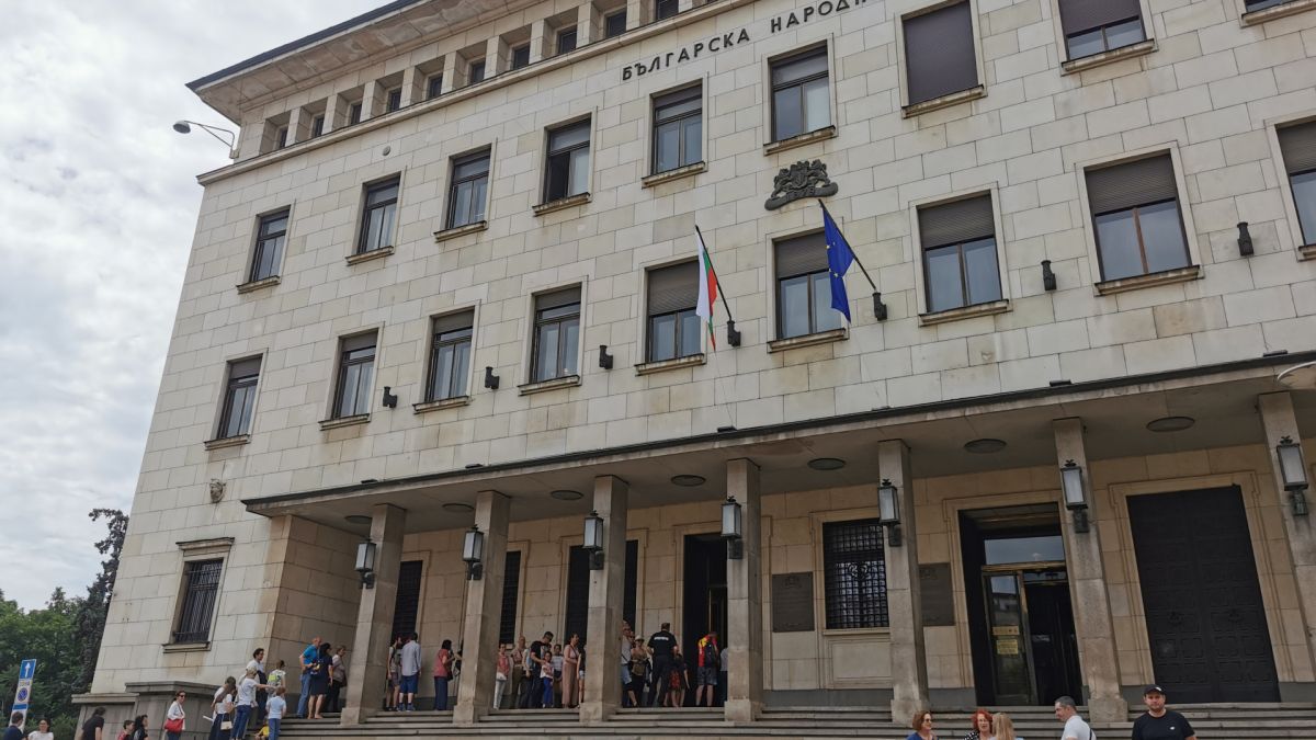 Опашка пред БНБ! Всички искат да зърнат...