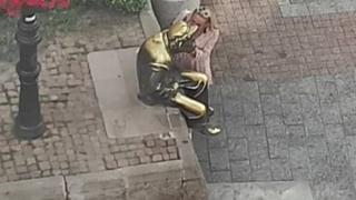 Засукана пловдивчанка прошепна най-горещото си желание в ухото на... СНИМКИ