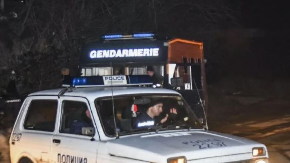 Извънредно: Над 200 бесни роми нахлуха в спешното в Самоков и стана страшно ВИДЕО