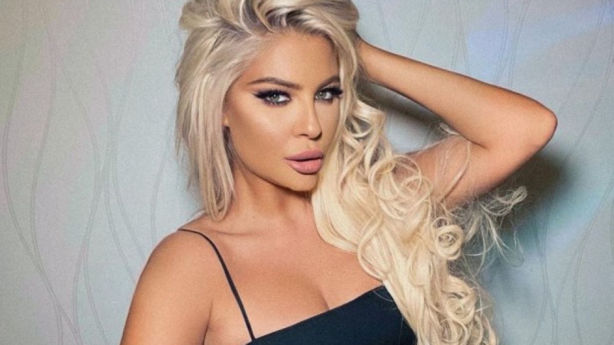 Андреа показа всичко, свали дори бельото... ВИДЕО 18+