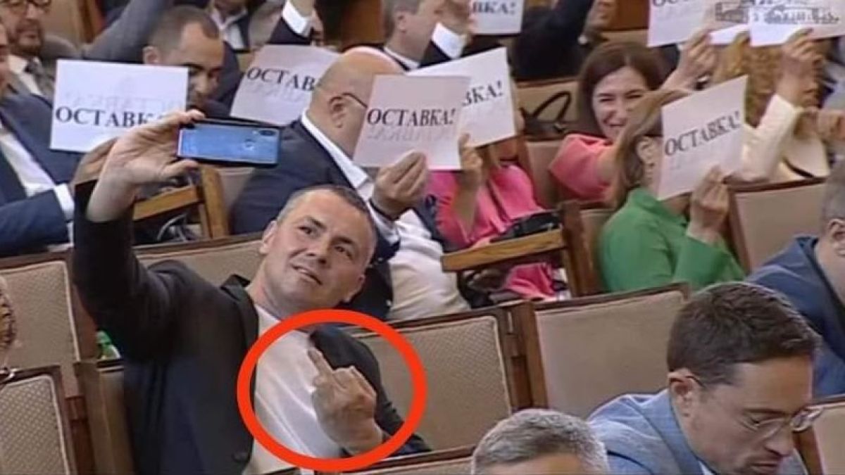 Приятелски огън: Депутат от ПП разкритикува Хазарта за неприличния жест в НС 