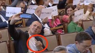 Приятелски огън: Депутат от ПП разкритикува Хазарта за неприличния жест в НС 