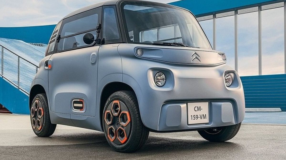 Малко градско електромобилче стана мегахит сред българите на Sofia Motor Show СНИМКИ