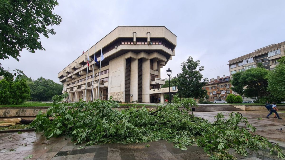 Атанасова показа апокалиптични СНИМКИ от Русе и взриви с питане