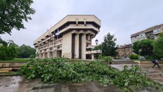 Атанасова показа апокалиптични СНИМКИ от Русе и взриви с питане