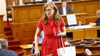 Захариева: Петков ще влезе в историята като първия премиер, който...