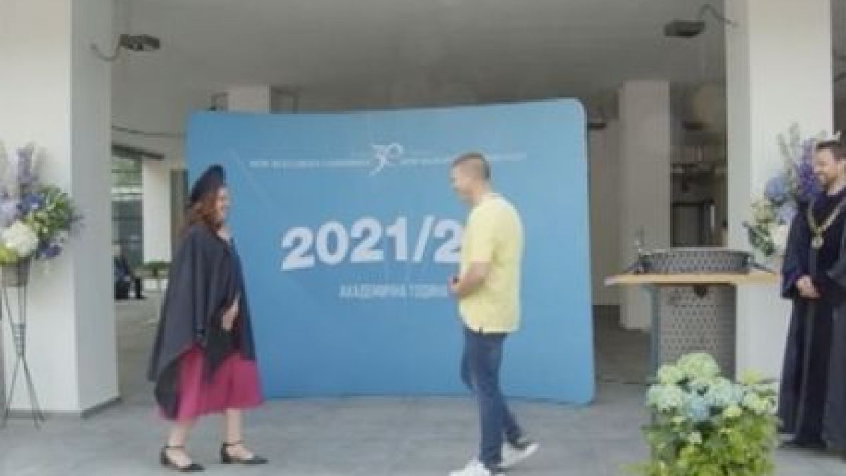 Абсолвентката Магдалена излезе да си вземе дипломата, но получи... ВИДЕО