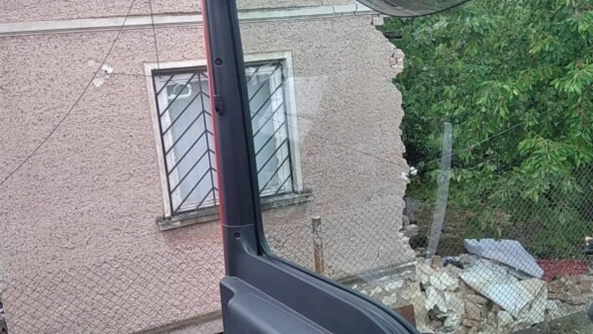Камион влетя в къщата на дядо от Монтанско ВИДЕО 