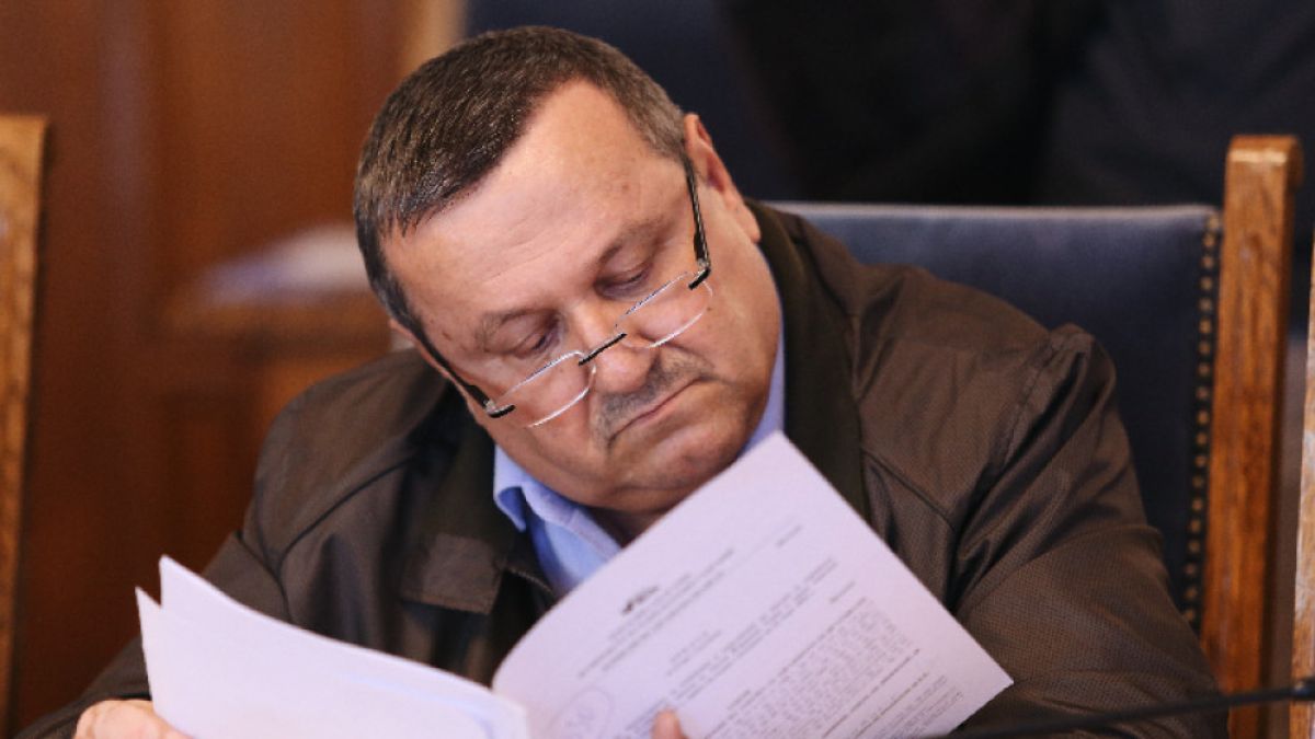 Хасан Адемов алармира за голям финансов проблем 