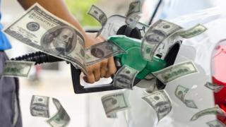 Българите ще си скубят косите след тази финансова гилотина с цените на горивата