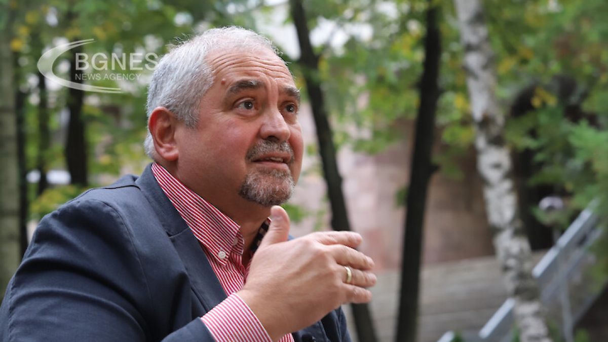 Доц. Йоцов: Стагфлация сковава България, а Петков и Василев...