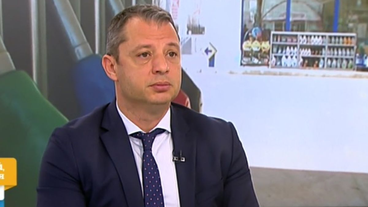 Делян Добрев: Ето как кабинетът "Петков" и бензиностанциите ни цакат с помощта от 25 стотинки за горивата!