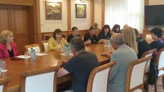 Министър Нинова договори увеличение на заплатите във ВМЗ Сопот