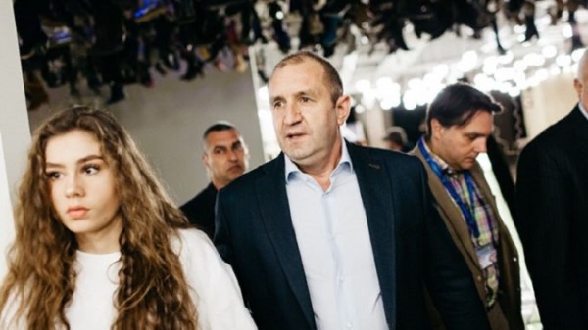Щерката на Румен Радев без задръжки, пусна скандална палава СНИМКА