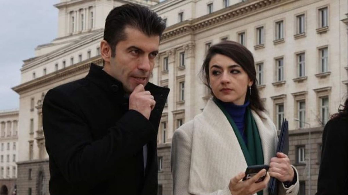 Когато Кирчо пипна Лена: Мрежата в захлас от поетичното стихоплетство на Марио Николов