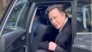 Хит в мрежата: Илон Мъск сяда в друг електромобил, а не в Tesla ВИДЕО