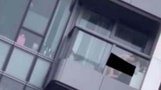 Арестуваха жена заради бурен секс на собствения ѝ балкон  СНИМКА