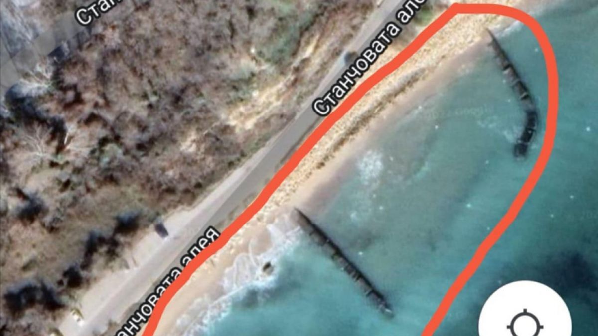 Близки на нелепо загиналия докато помага при катастрофа се събират край морския бряг, за да... 