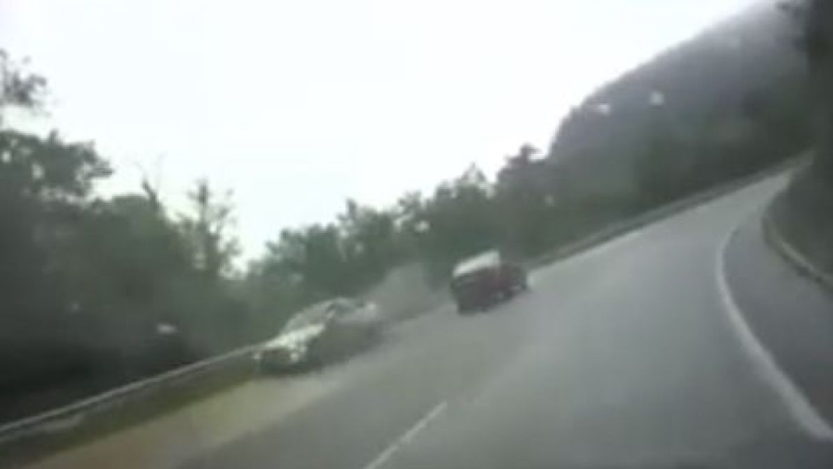 Само в БЛИЦ: Зрелищно ВИДЕО от тежко меле с две БМВ-та на "Хаинбоаз" 