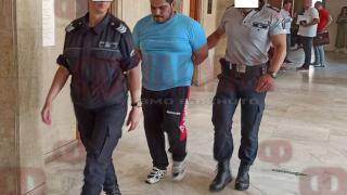 Шок в Бургас! Ето го окован извратеняка Милен, правил секс оргия със съпругата си и малолетната си дъщеря