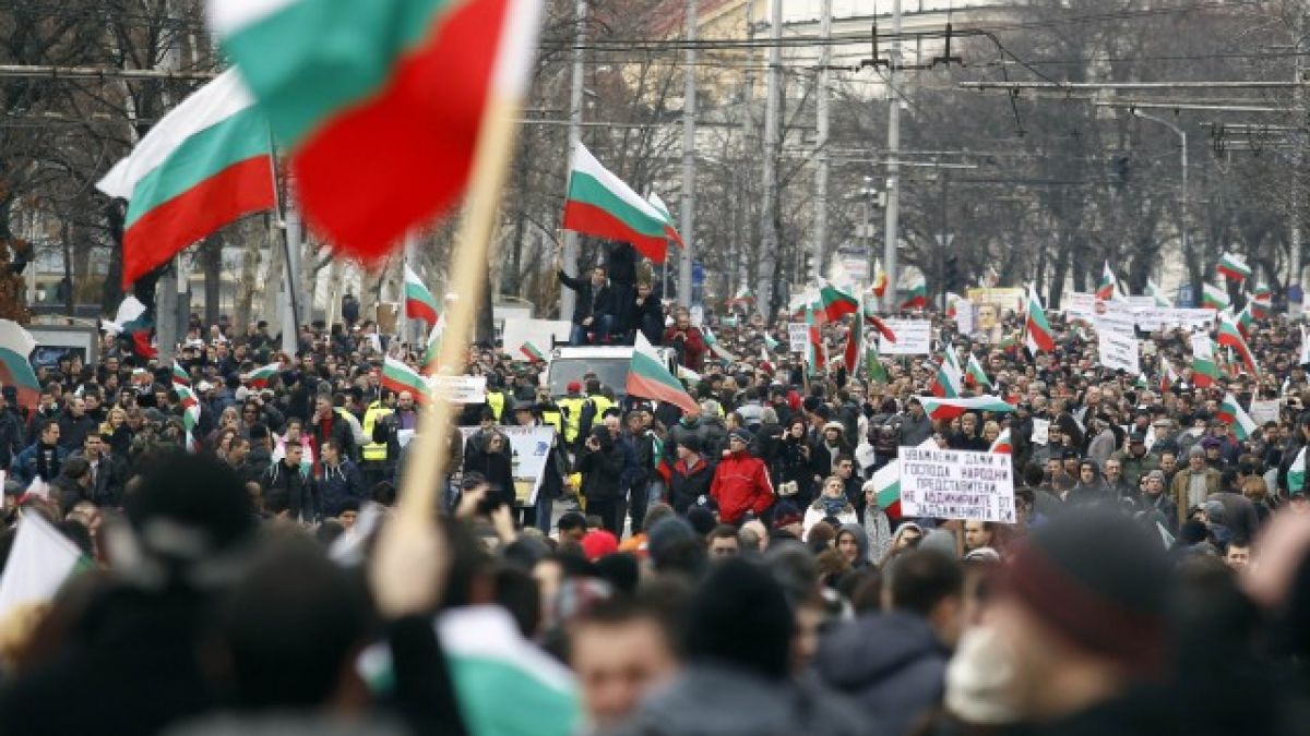 Мощен протест срещу скъпите горива сковава центъра на София 