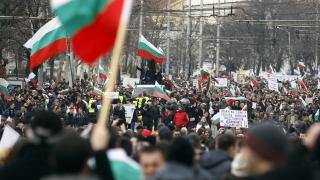 Мощен протест срещу скъпите горива сковава центъра на София 