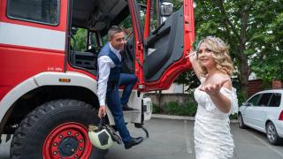 Айтос дълго ще говори за сватбата на пожарникаря Али Пехливан и красивата Сабрие СНИМКИ 