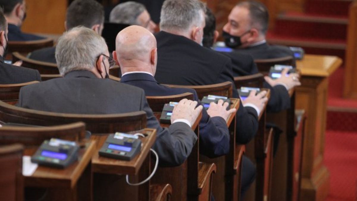 Горещ ден в парламента, ще устиска ли правителството