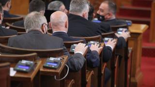 Горещ ден в парламента, ще устиска ли правителството