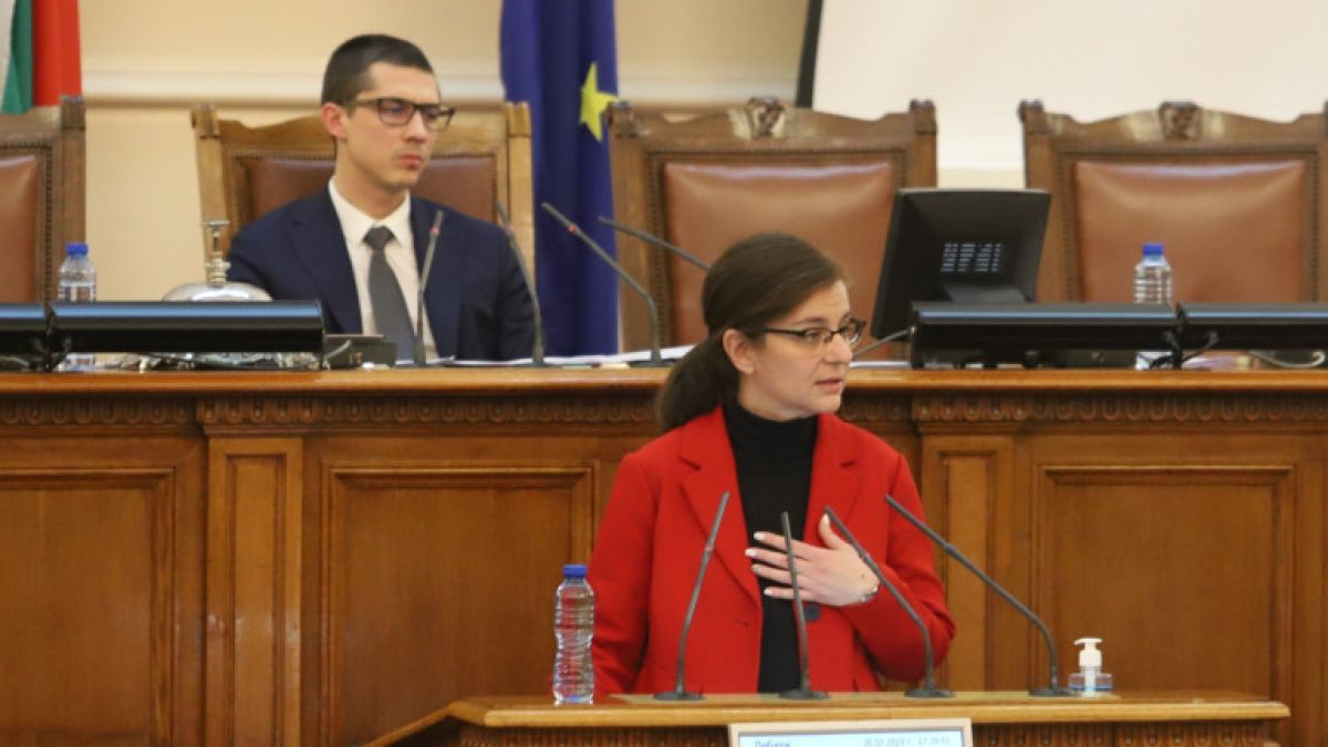 Голям скандал в НС заради СР Македония, разбра се какво е направила Весела Чернева на 5 април