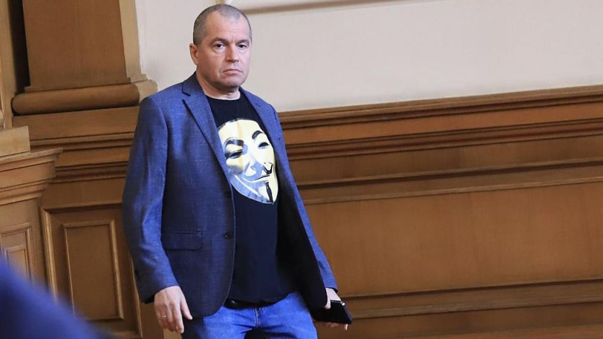 Правителството на Петков пада до дни след това решение на ИТН, ще оцелее само ако...