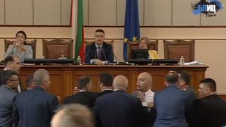 Извънредно: Депутатите наскачаха за бой в НС! Ето какво се случи БЛИЦ TV