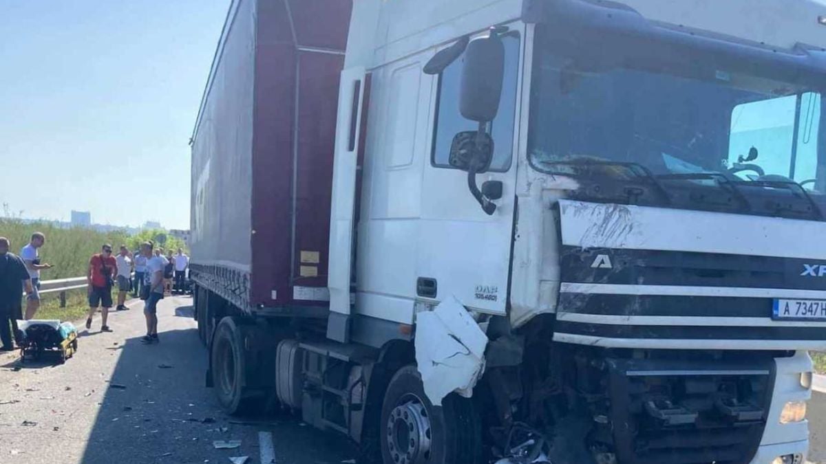 Меле с ТИР и микробус затвори пътя между Бургас и Поморие СНИМКИ