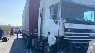 Меле с ТИР и микробус затвори пътя между Бургас и Поморие СНИМКИ