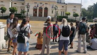Депутат от ПП поведе с пръчка протест от десетина души в подкрепа на Петков СНИМКИ