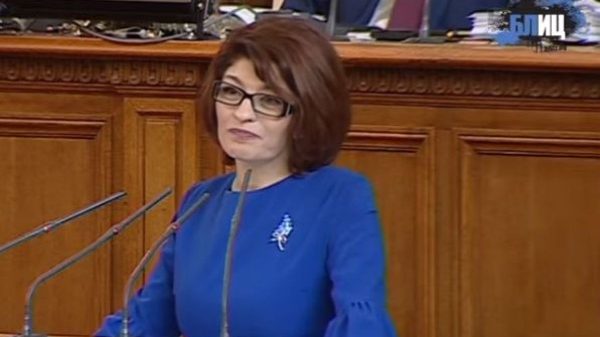 Деси Атанасова шашна от трибуната, поиска и втора оставка още днес