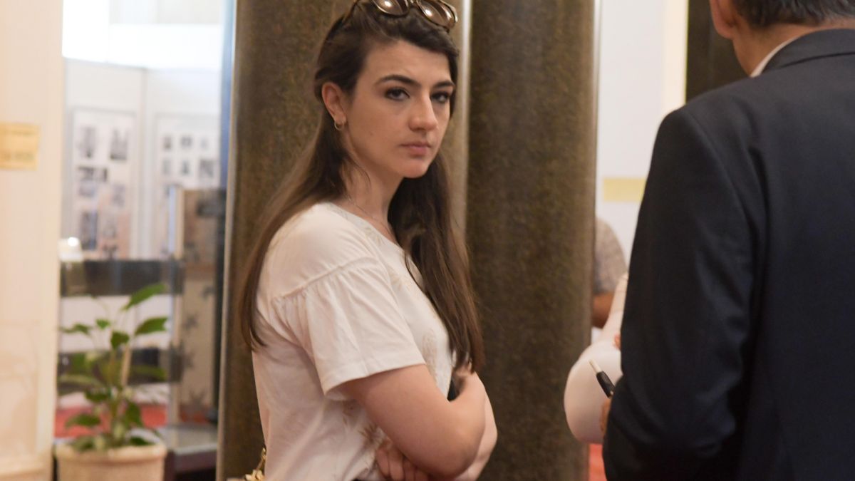 Болната Лена брани кабинета с пост в мрежата
