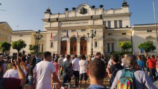Димчев преброи колко са на манифестацията пред НС в подкрепа на властта: Леко е смешно, повече е трагично СНИМКИ