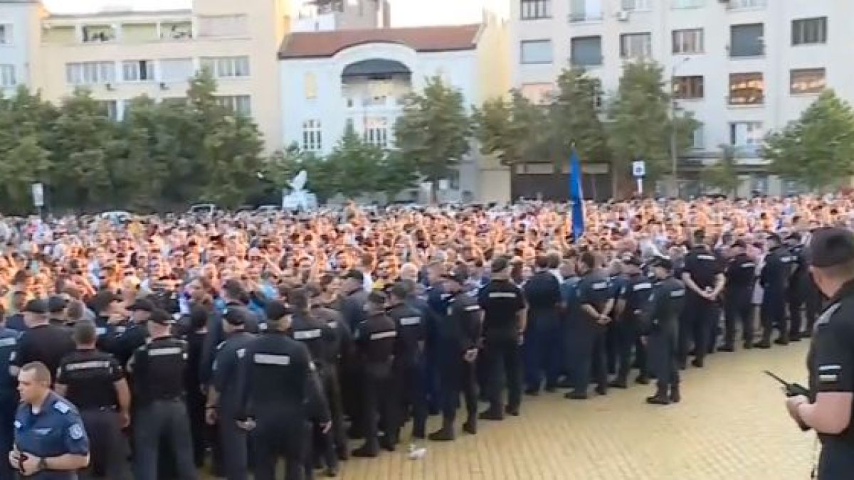 Сблъсъци пред НС! Линчуваха Тошко Йорданов, полетяха стъклени бутилки и... СНИМКИ