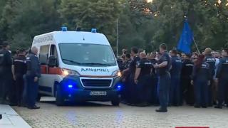 Боят настана! Хвърчат линейки, има ранени депутати при сблъсъците пред парламента
