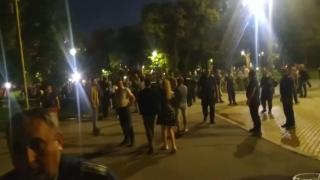 Извънредно в БЛИЦ! Отново бой край парламента ВИДЕО