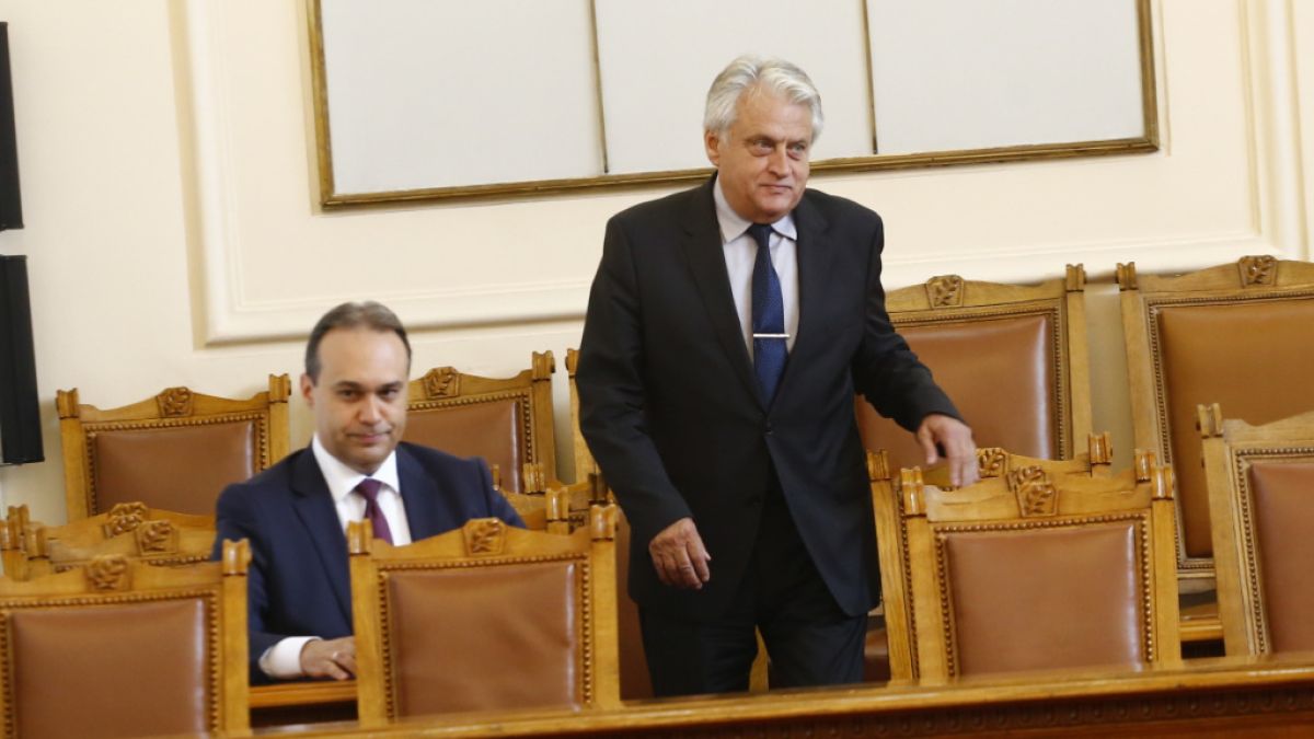 Мистерията със самолета-фантом, кацнал у нас се заплита