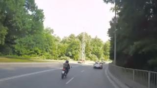 Това ли е най-нелепата катастрофа с мотор в София? ВИДЕО