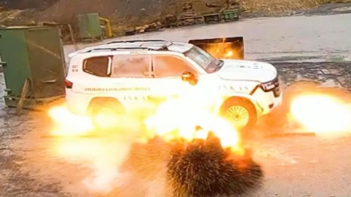 Зрелищни ВИДЕА: Взривиха и обсипаха с куршуми бронирана Toyota