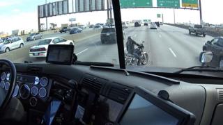 Мотористка закъса по средата на магистрала, а последвалото е неочаквано ВИДЕО