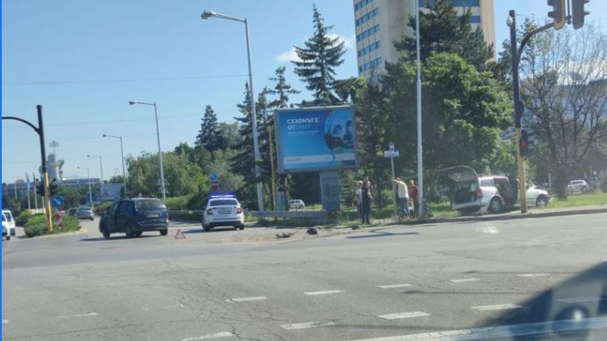 Първо в БЛИЦ! Адско меле до Терминал 1 на летище София СНИМКИ