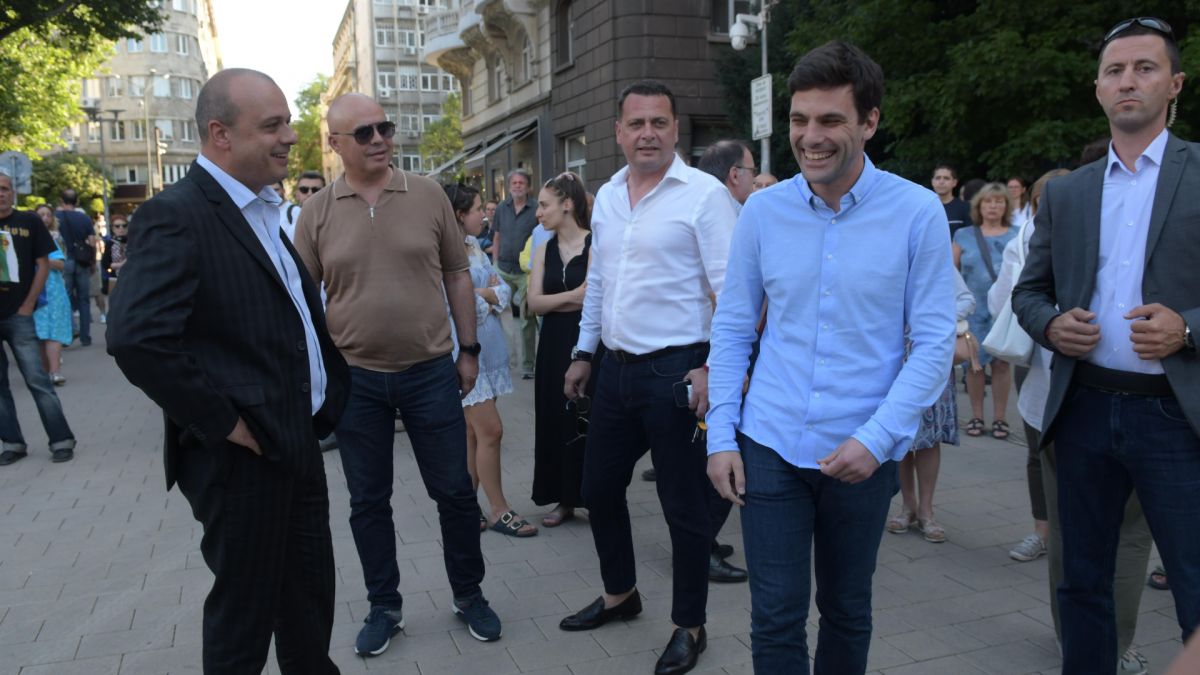 Бившият шеф на НС цъфна на протеста пред президентството ВИДЕО 